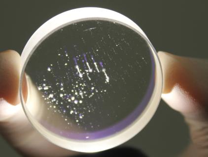 Verfolgen und Verstehen von Laserschadensereignissen in Optik-wisoptic